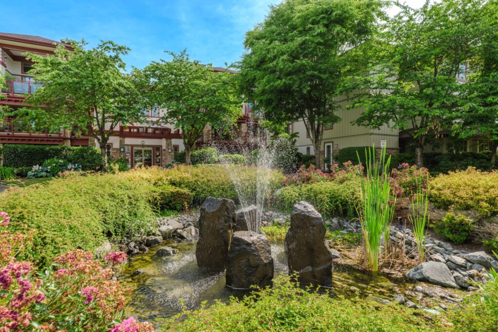 Landscaped courtyard at Saint Andrews in Cloverdale