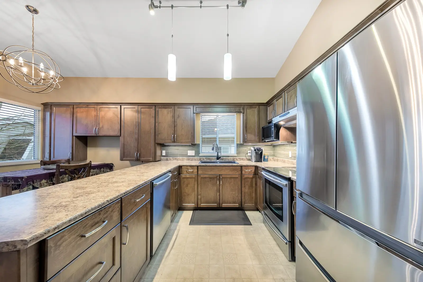 Updated kitchen in Walnut Grove Queen Anne Green townhome